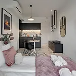 Ξενοδοχείο με διαμερίσματα Deo Plaza Boutique By Downtown 4*